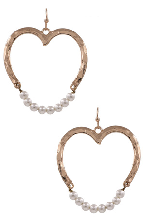 Metal Hammered Heart Cream Pearl Dangle Earrings